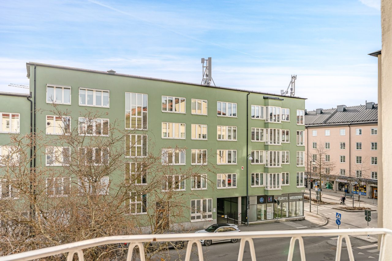 Härligt söderläge från franska balkongen i köket!