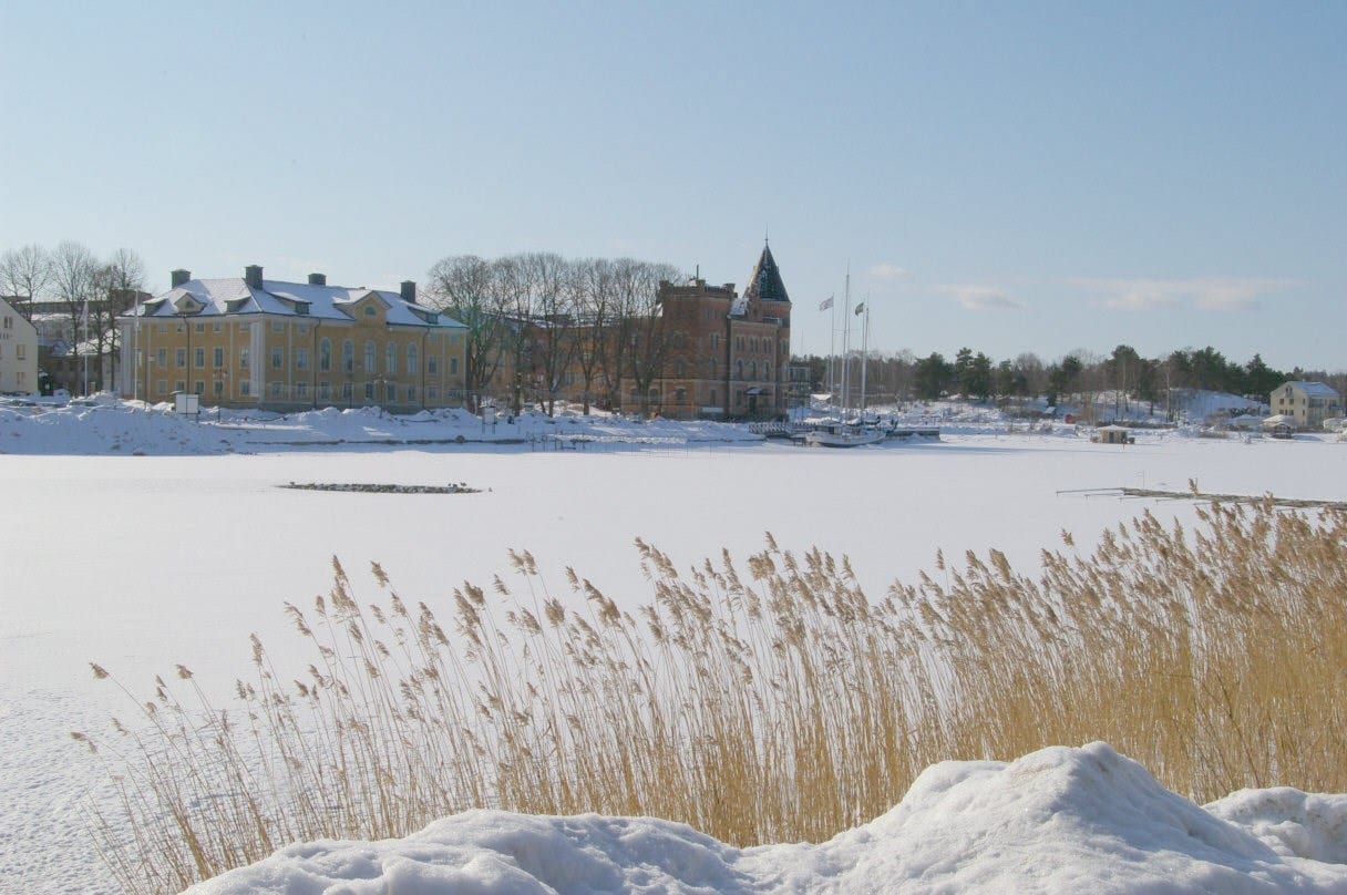 Vacker hamn i vinterbädd