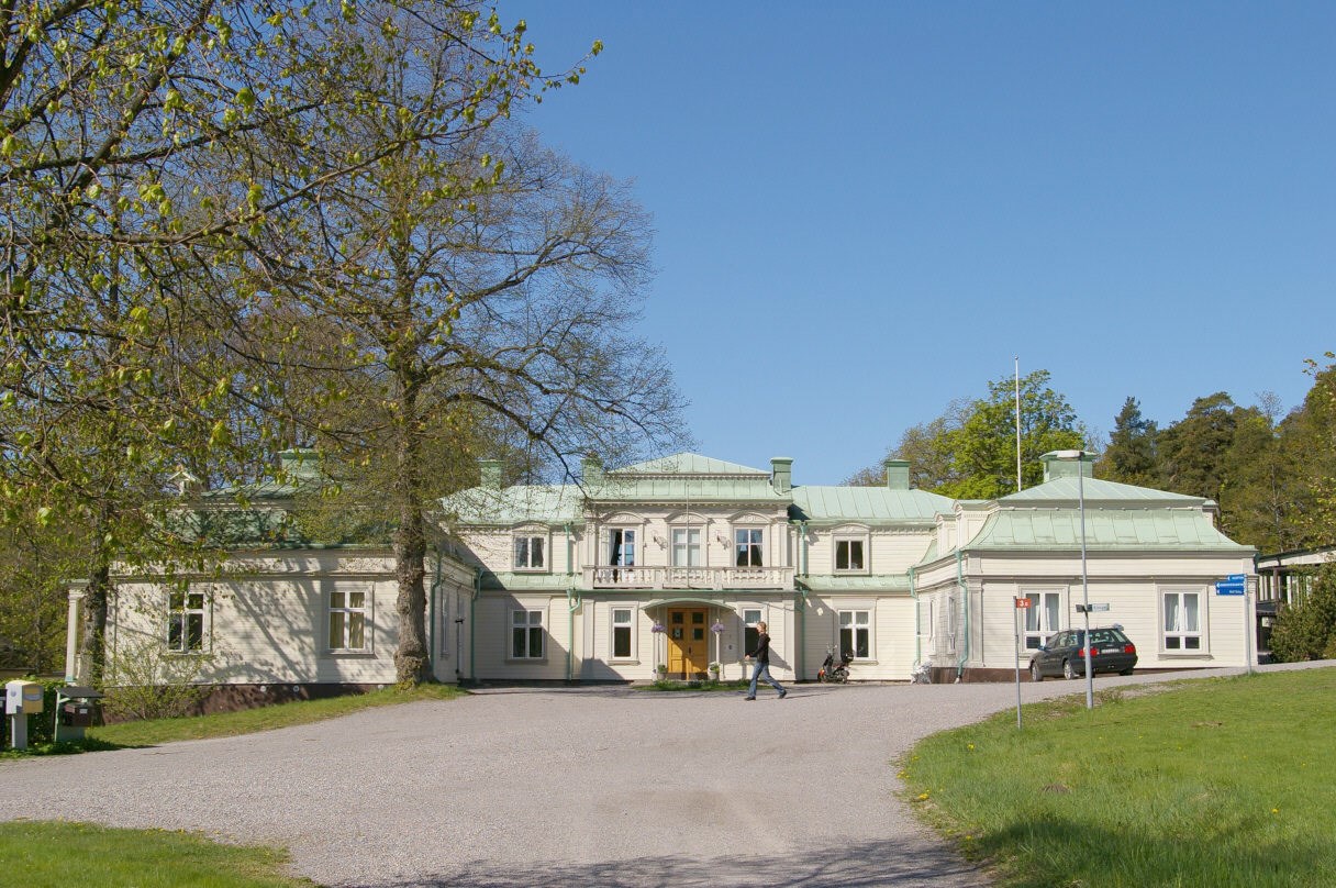 Tollare Folkhögskola ligger en kort promenad bort