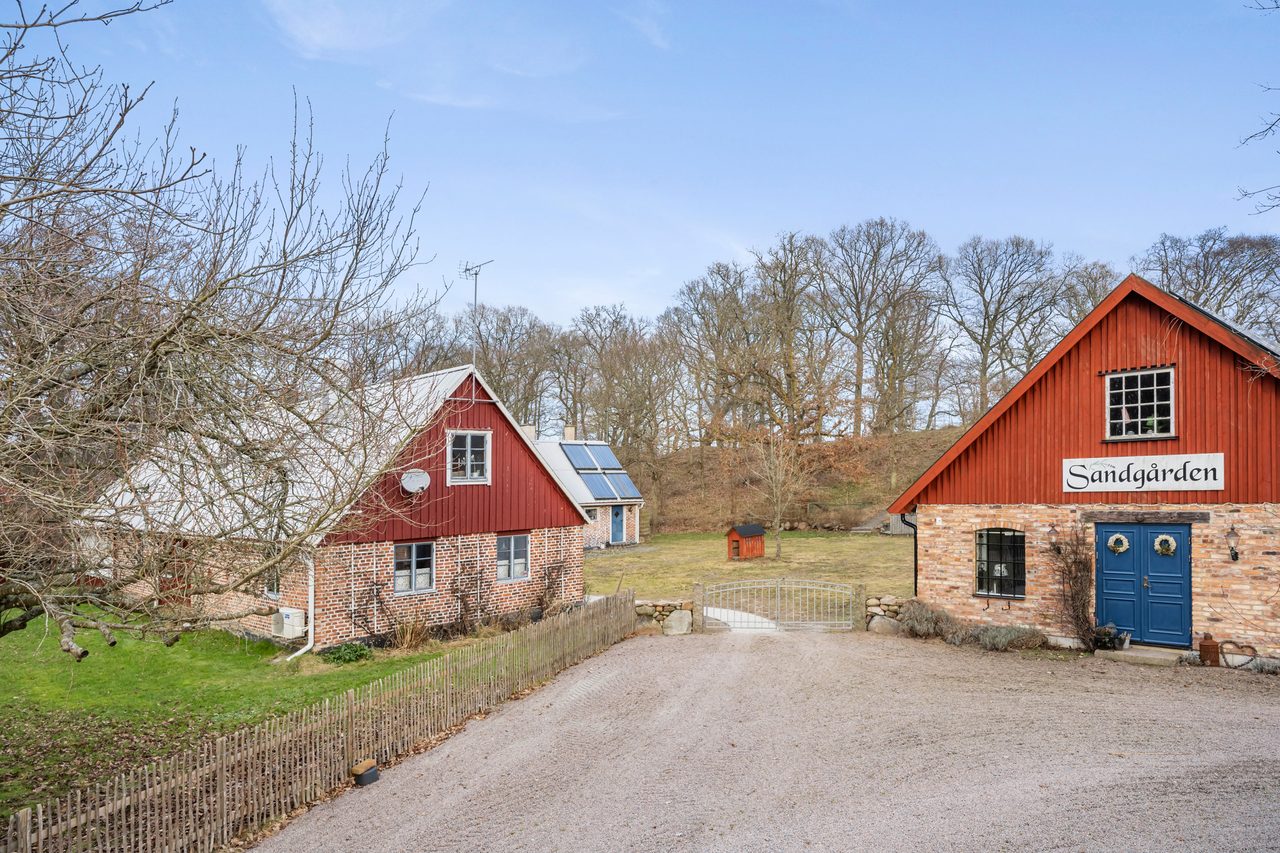Gårdsbutiken med lägenhet samt stall