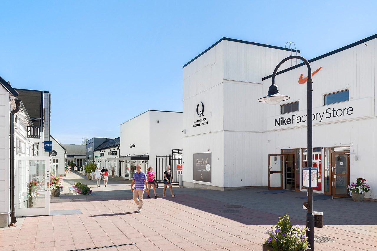 Ca 10 mn med bil till Sthlm-outlet och IKEA-området