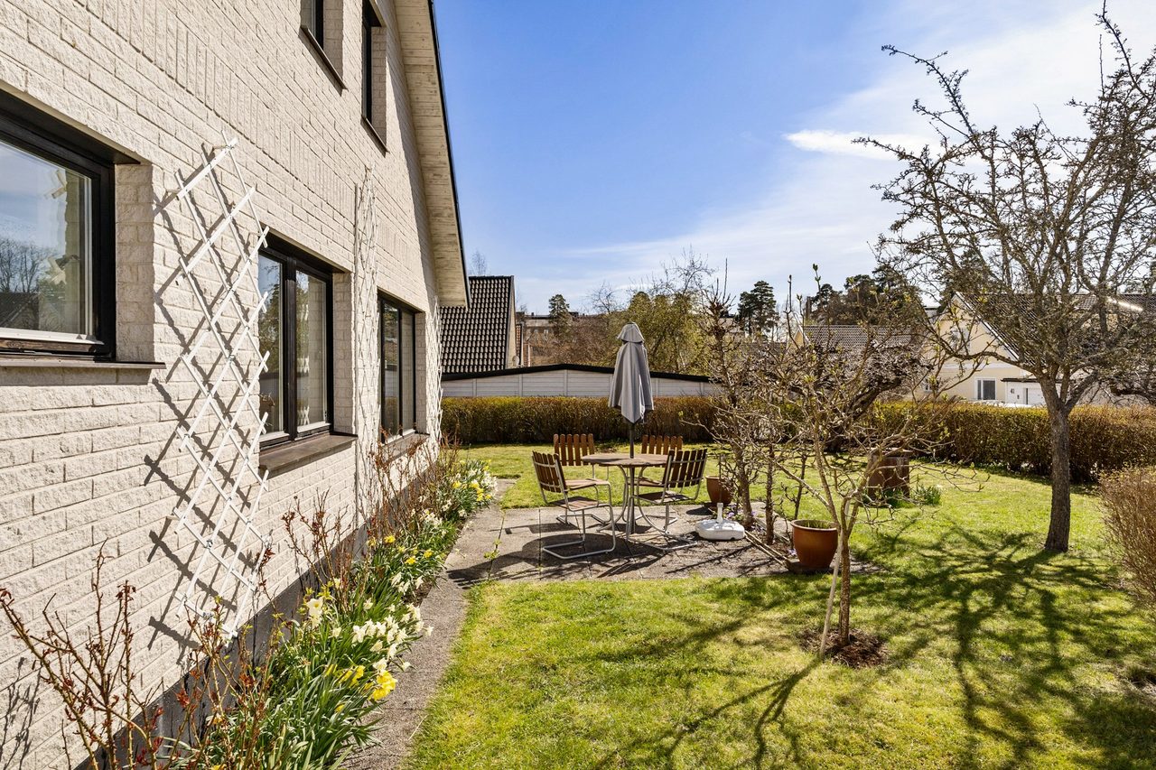 Framsidan, uteplats i väster