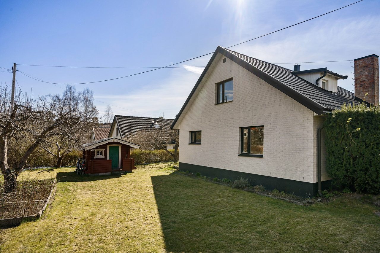 Baksida med bra lekytor och lekstuga