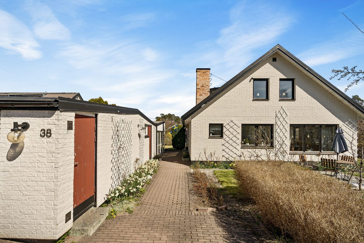 Entrésida, garage och uppfart