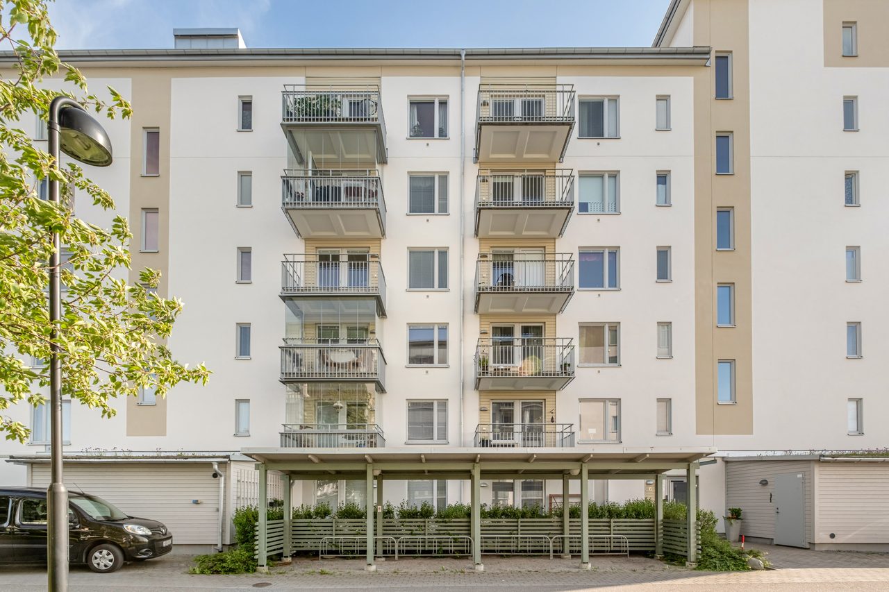 Fasad, entrésida, förråd och cykelparkering