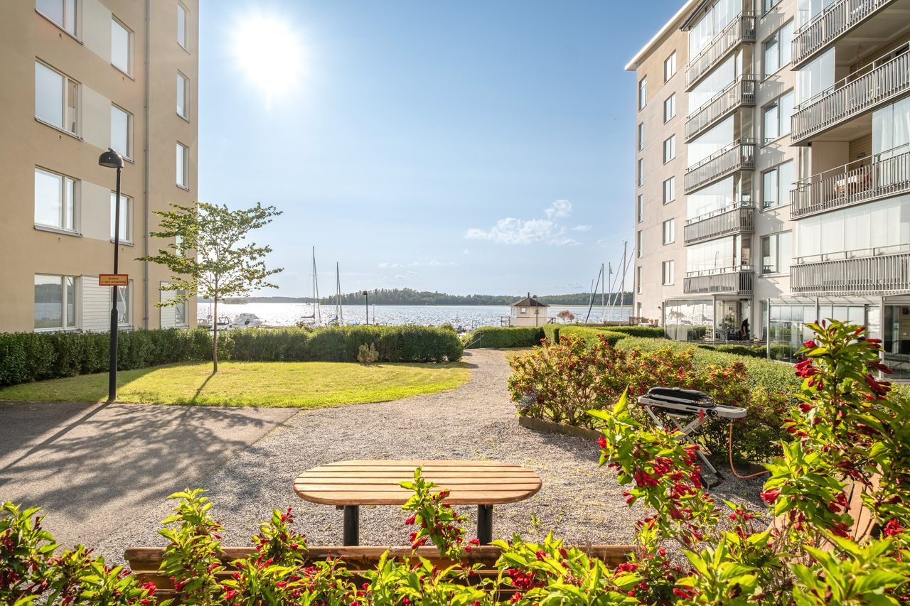 Gårdsmiljö vid huset