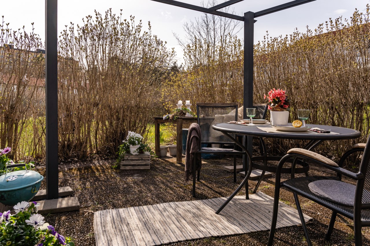 Egen syrenberså/pergola att tillgå