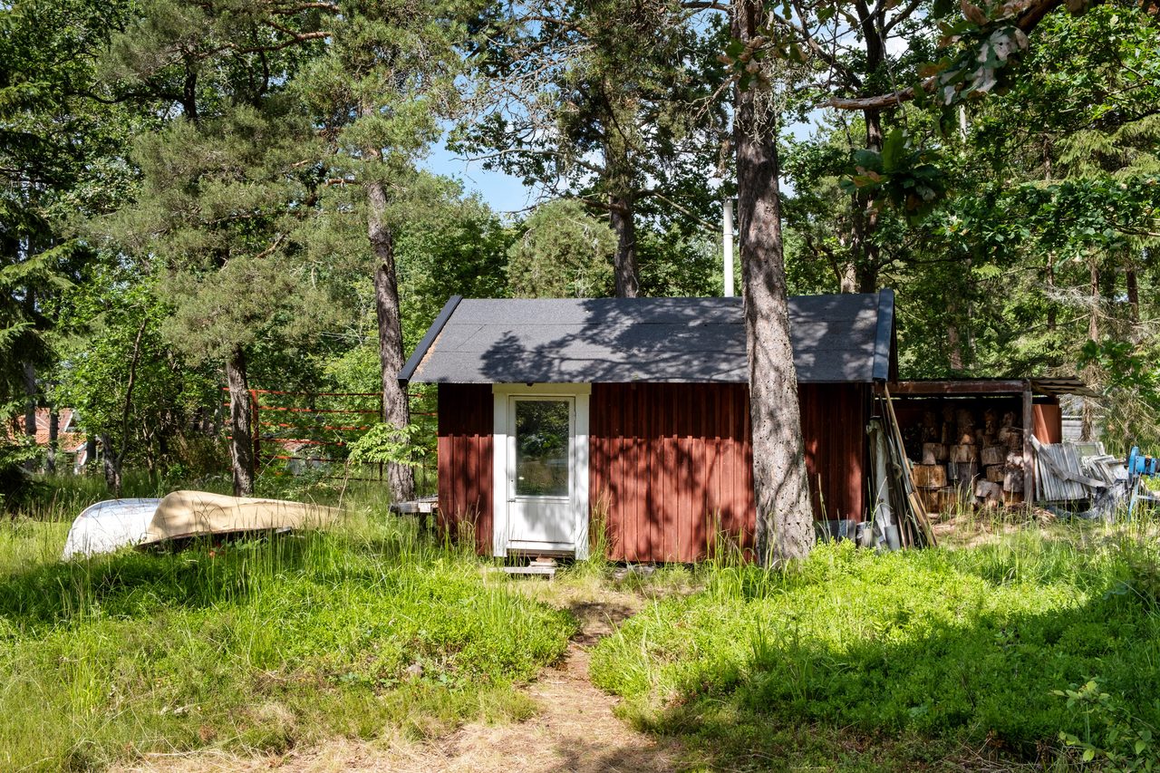 Förrådsbod samt vedförråd