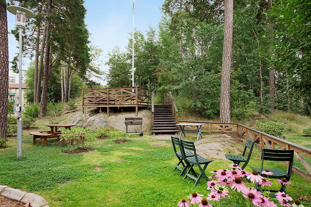 Mysig uteplats för boende bland grönska