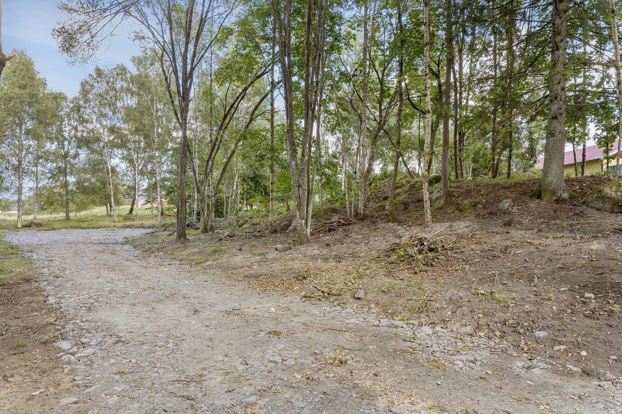 Gemensamt ägd yta till höger om vägen.