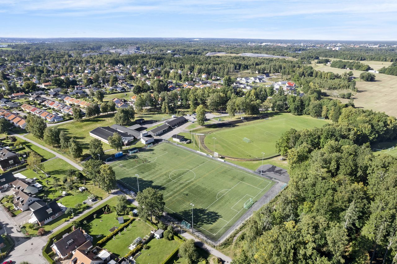 Populära Hallevi idrottsplats finns inom gångavstånd.