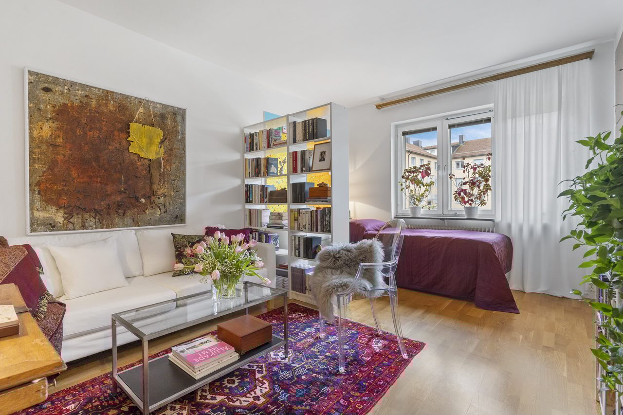 Avdelat vardagsrum med sovdel