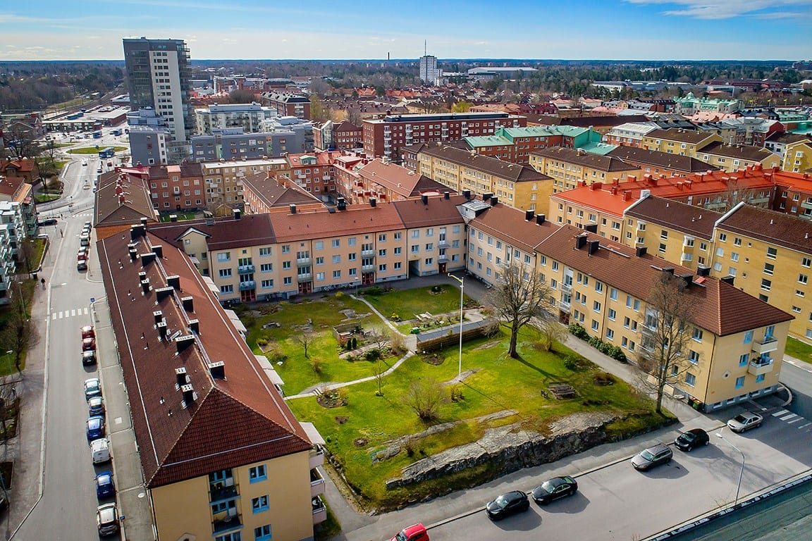 Beläget med gångavstånd till både resecentrum och centrumhandeln.