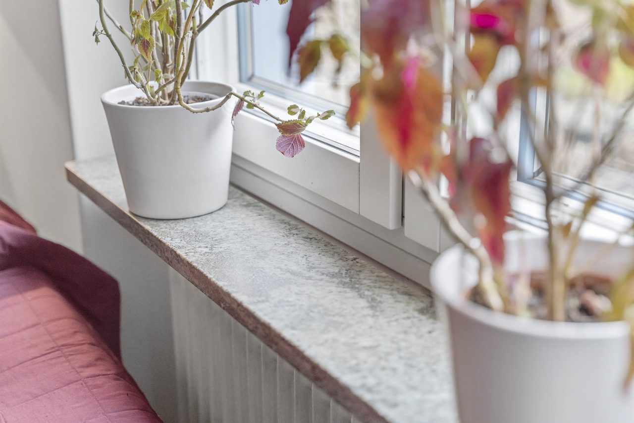 Fina detaljer som stenbänkskivor finns i hela lägenheten.