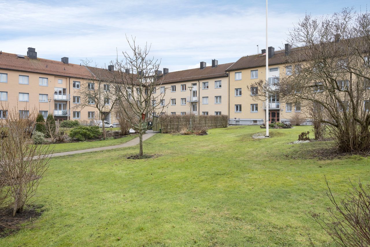 På den grönskande innergåden finns flera platser att slå sig ner på.