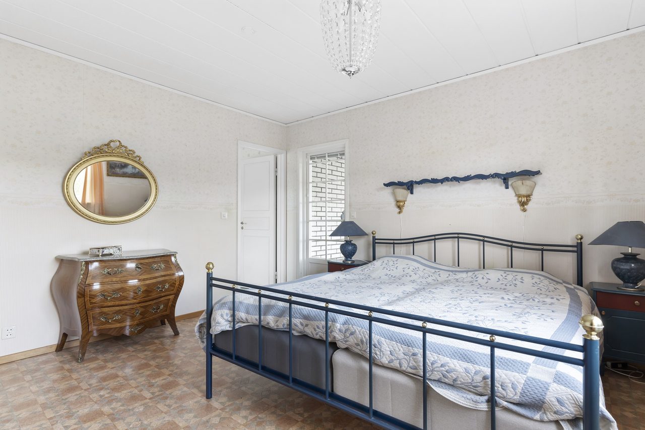 Utgång till altanen under tak.