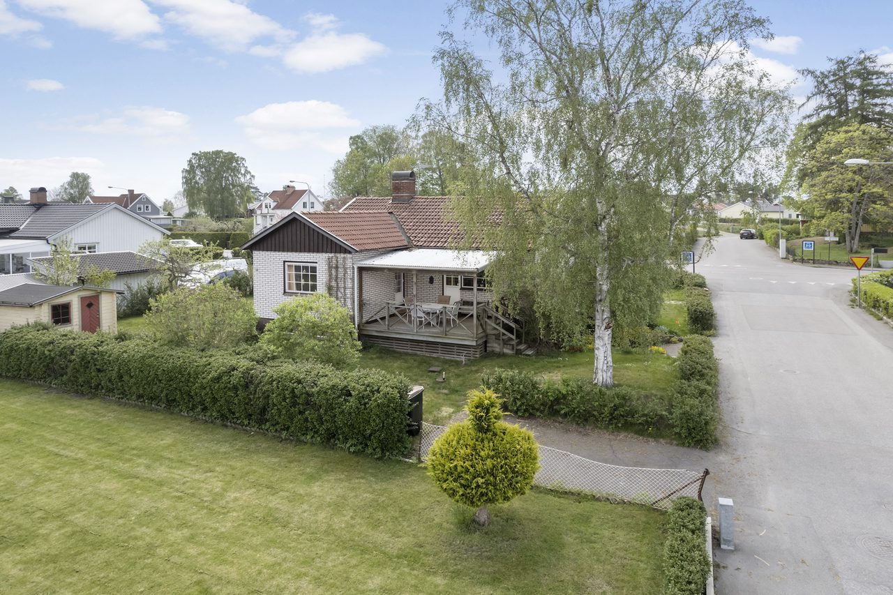 Altanen under tak ligger avskilt belägen på fastighetens baksida.