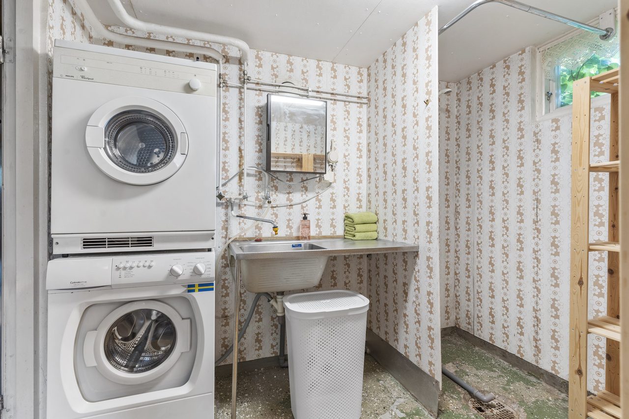 Tvättstuga med dusch.