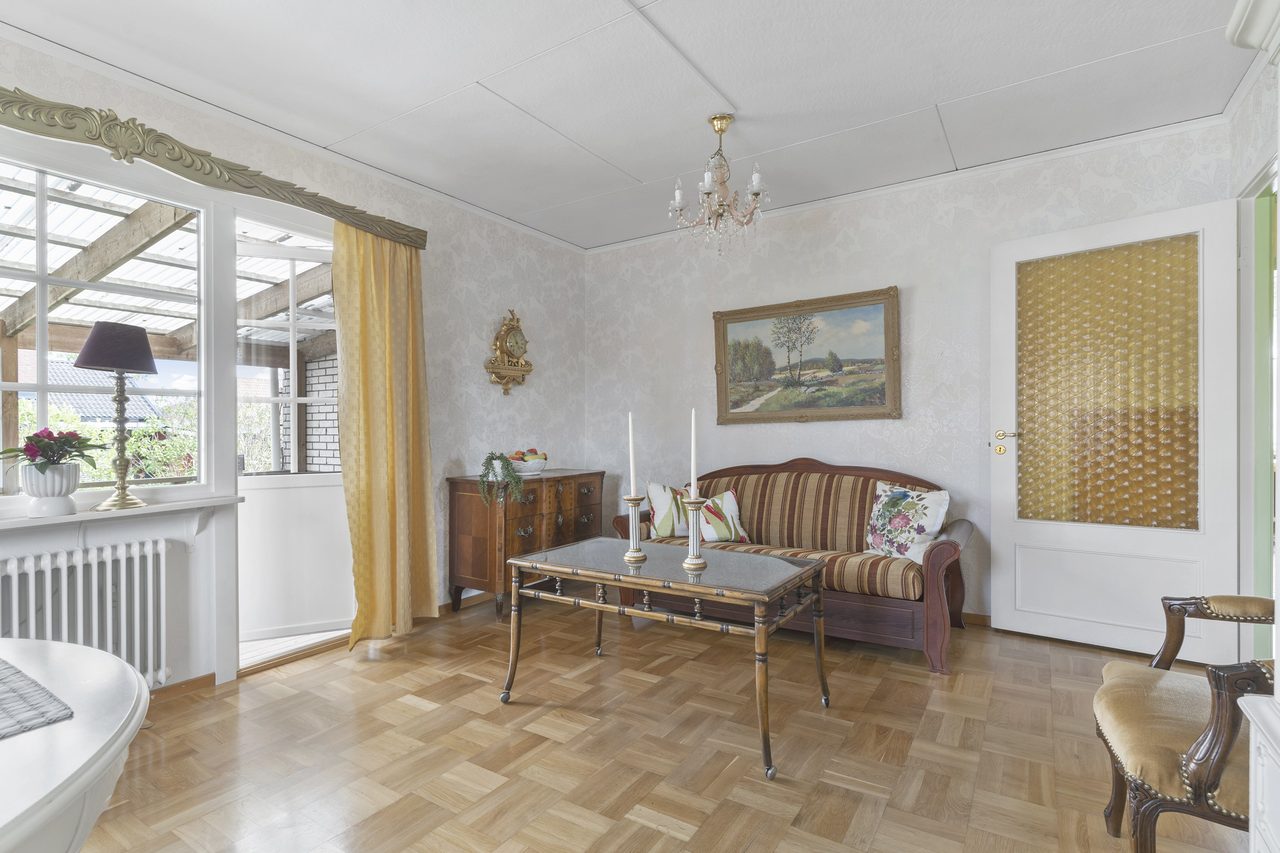 I vardagsrummet finns plats för både matsalsbord och soffgrupp.