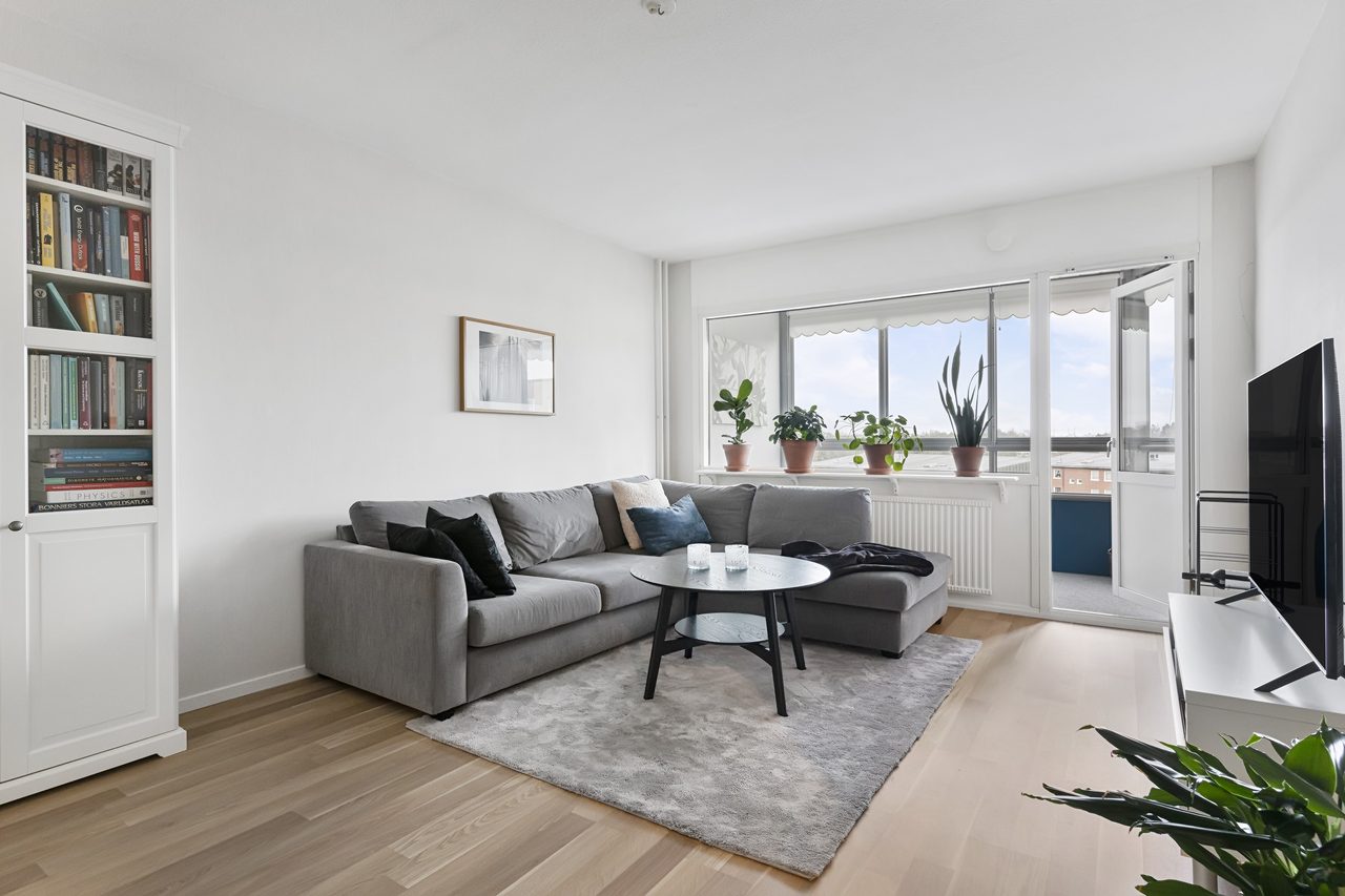 Vardagsrum med utgång till den inglasade balkongen i söderläge.