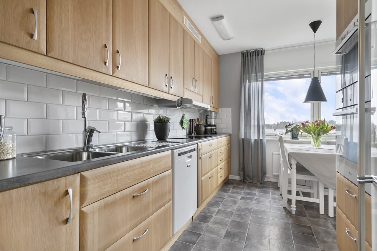 Arbetsvänligt kök med gott om förvaring.