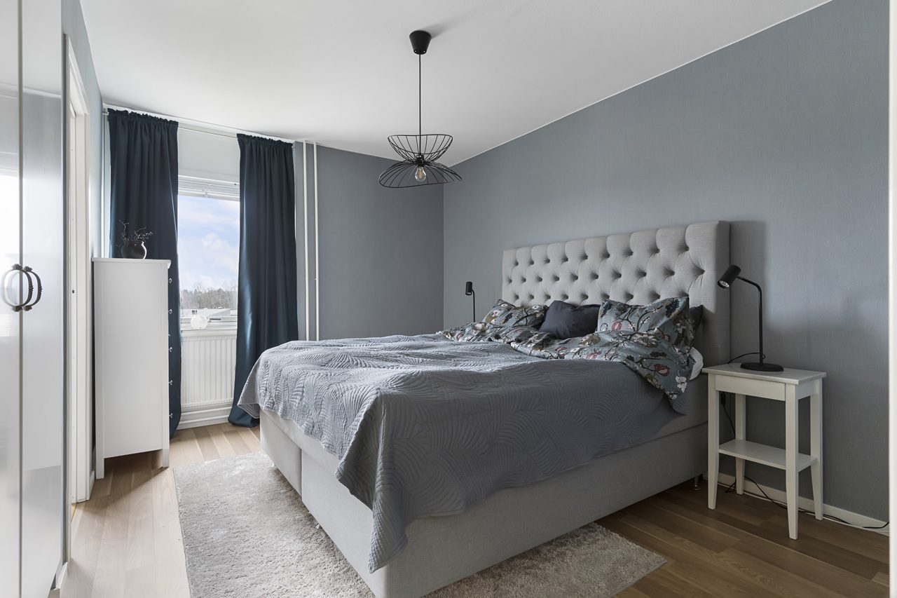 Sovrum med tre garderober.