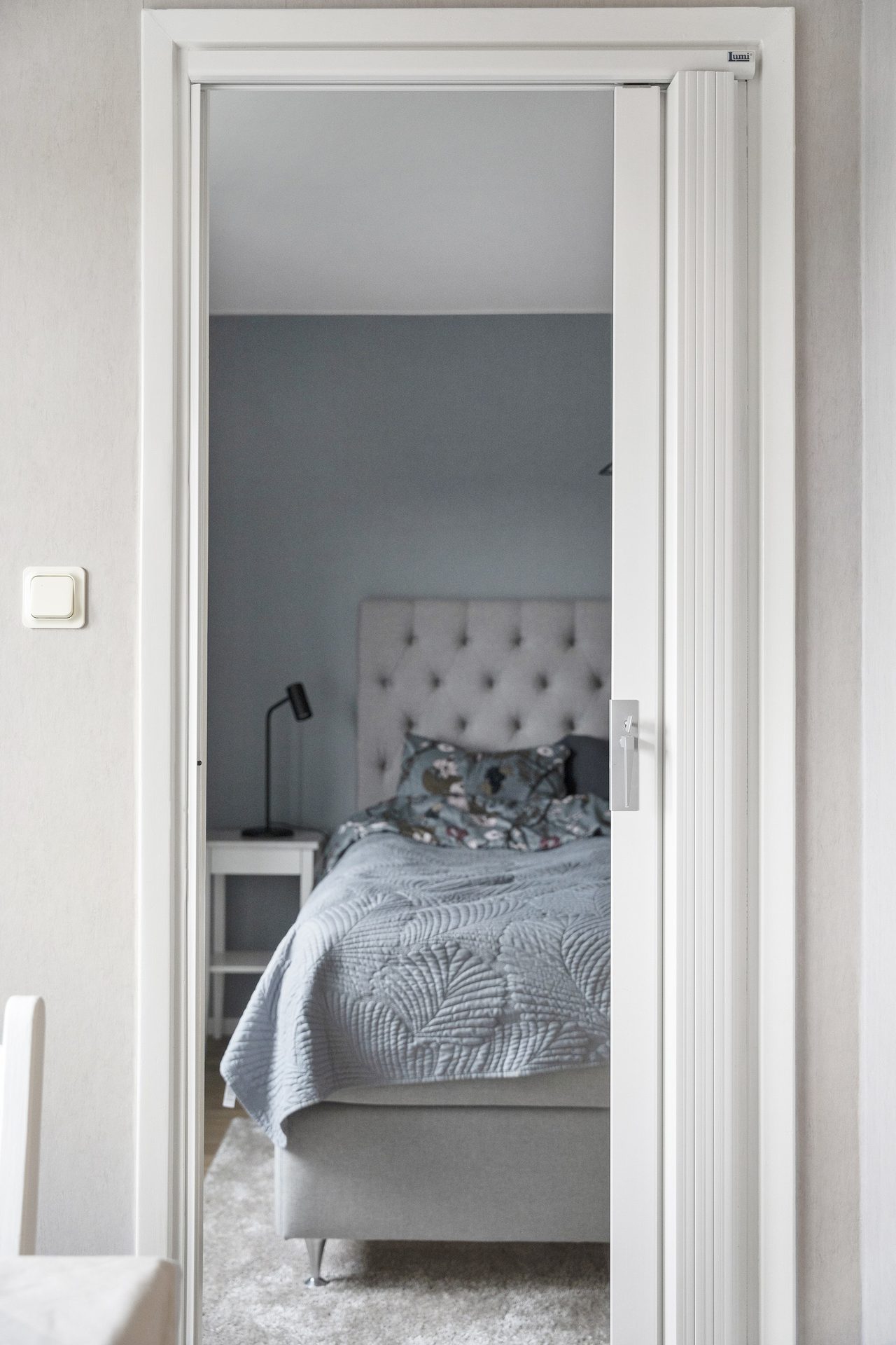 Sovrummet nås både från kök och hall.