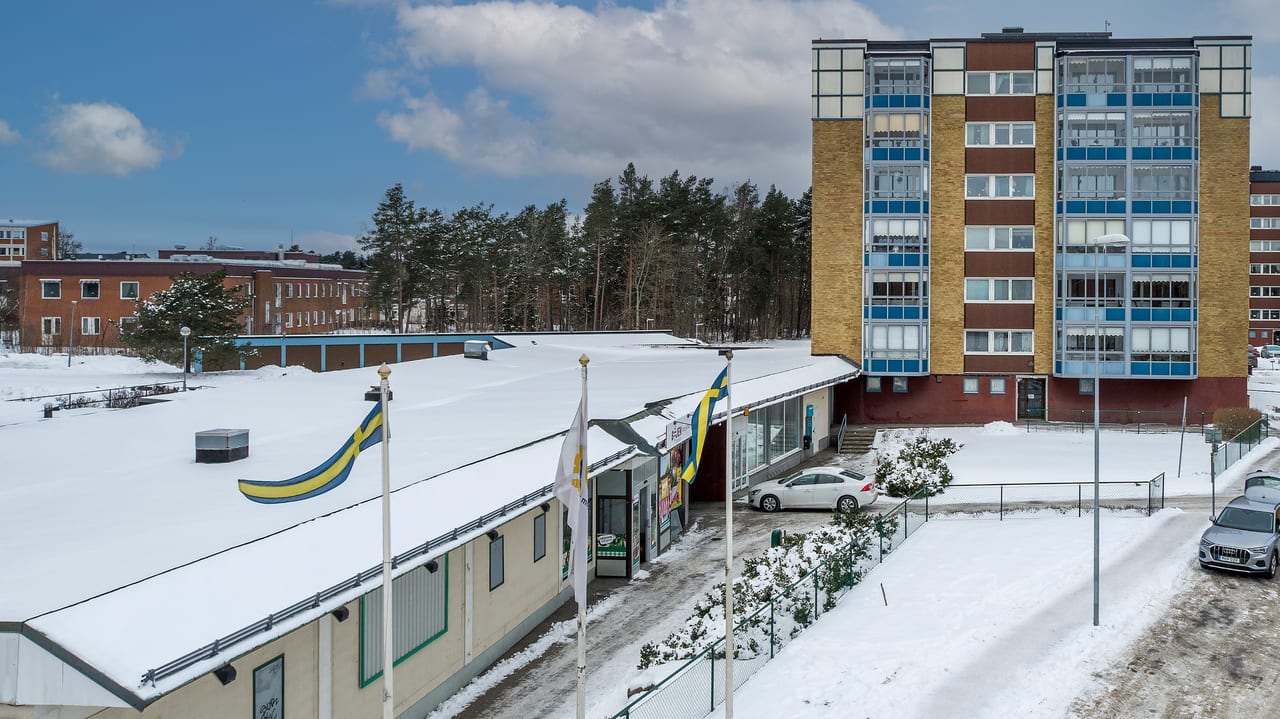 Livsmedelsbutik, busskommunikation och natur endast ett stenkast bort.