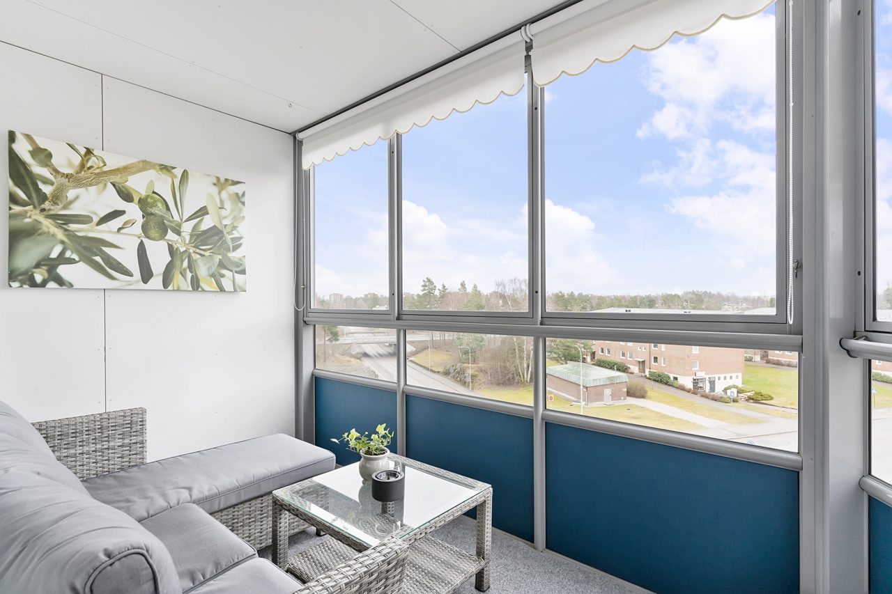 Från balkongen erbjuds en vidsträckt utsikt över hustaken omkring.