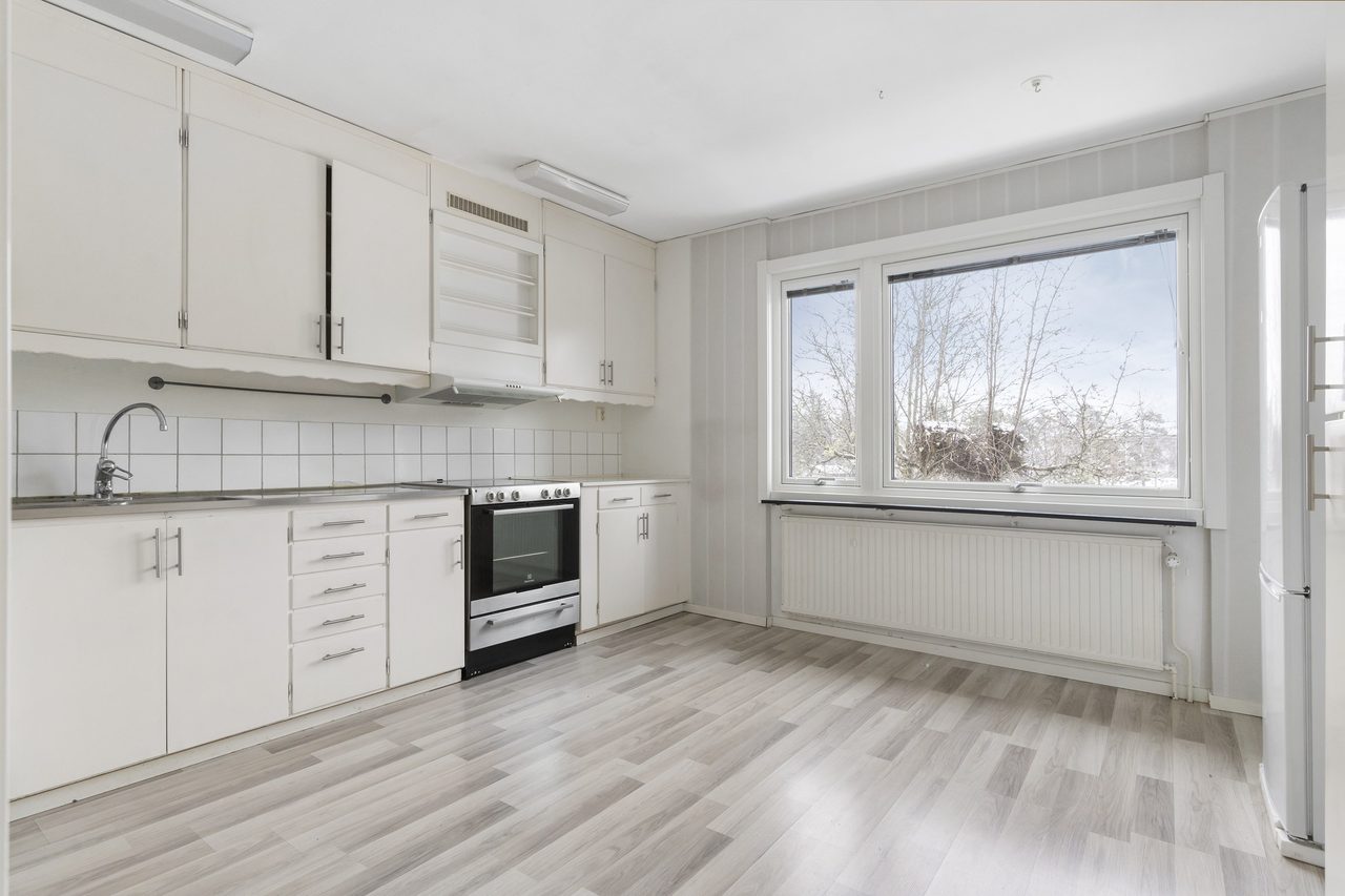 Rymligt kök med plats för matbord.