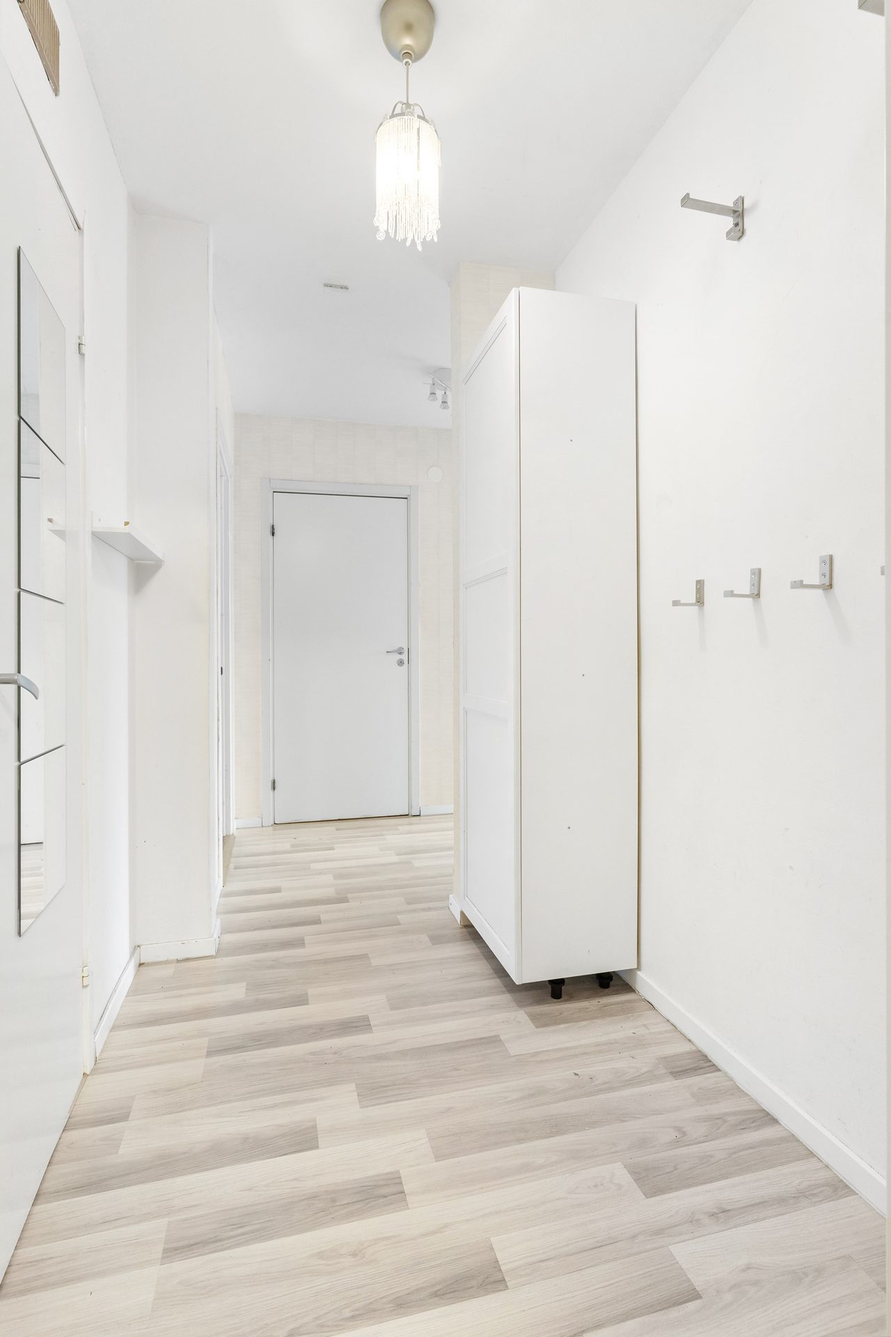 En ljus tvårumslägenhet med fönster i två väderstreck.