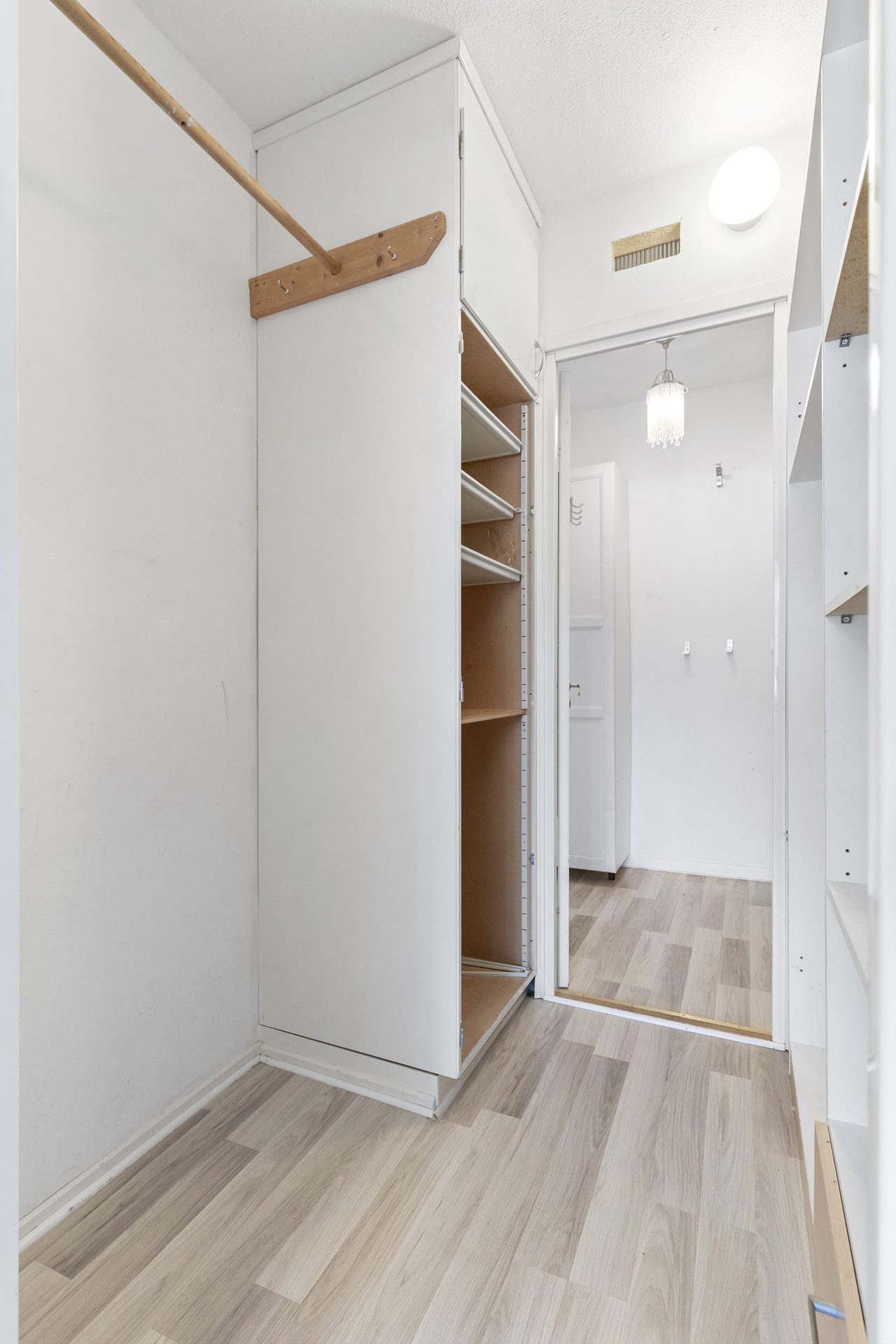 Från sovrummet samt hallen nås denna klädkammare praktiskt.