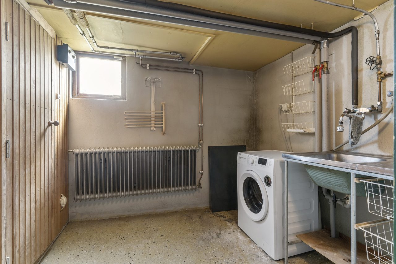 Tvättstuga med bastu och dusch.