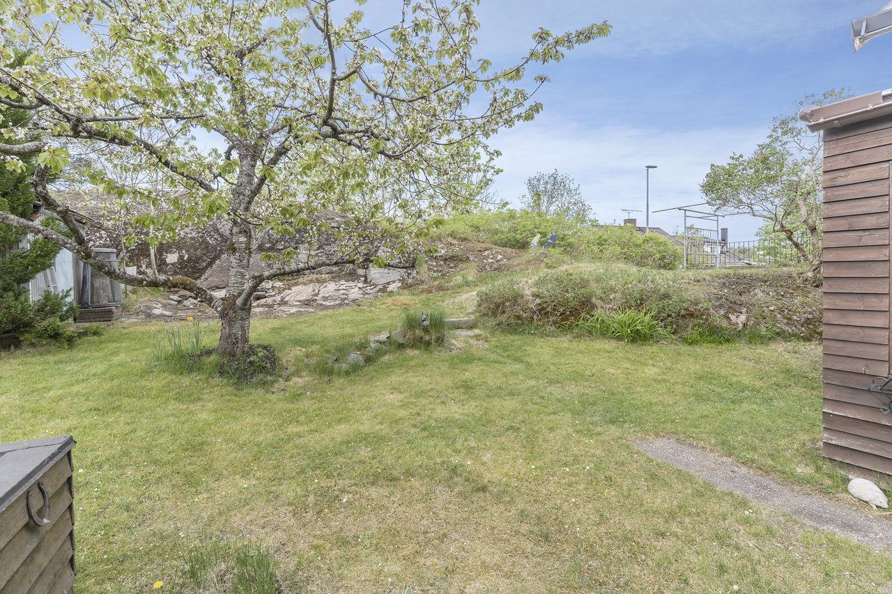 Här sitter man gott med sol så gott som hela dagen!