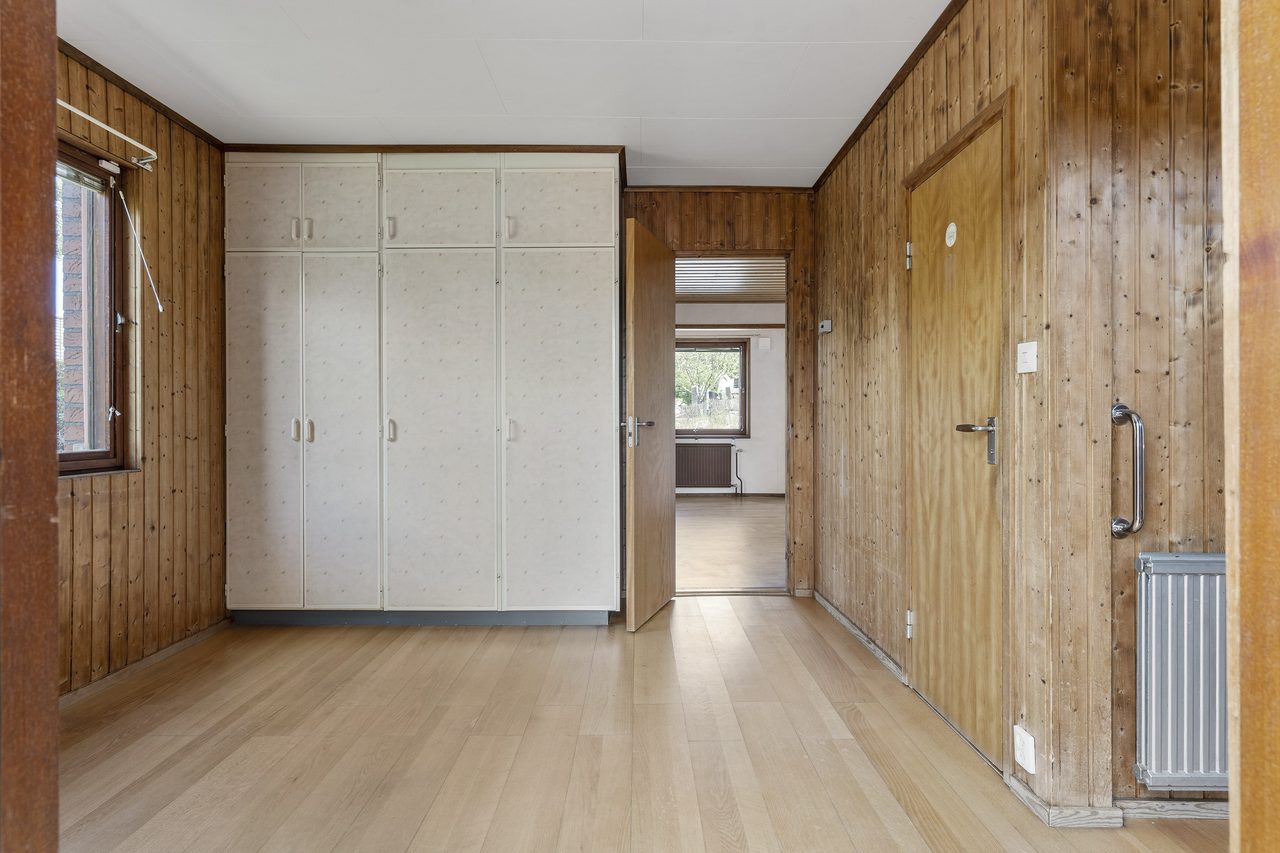 Hall med gott om förvaring och intilliggande wc.