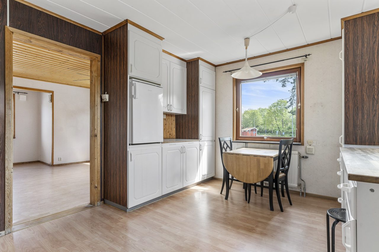 Arbetsvänligt kök med matplats.