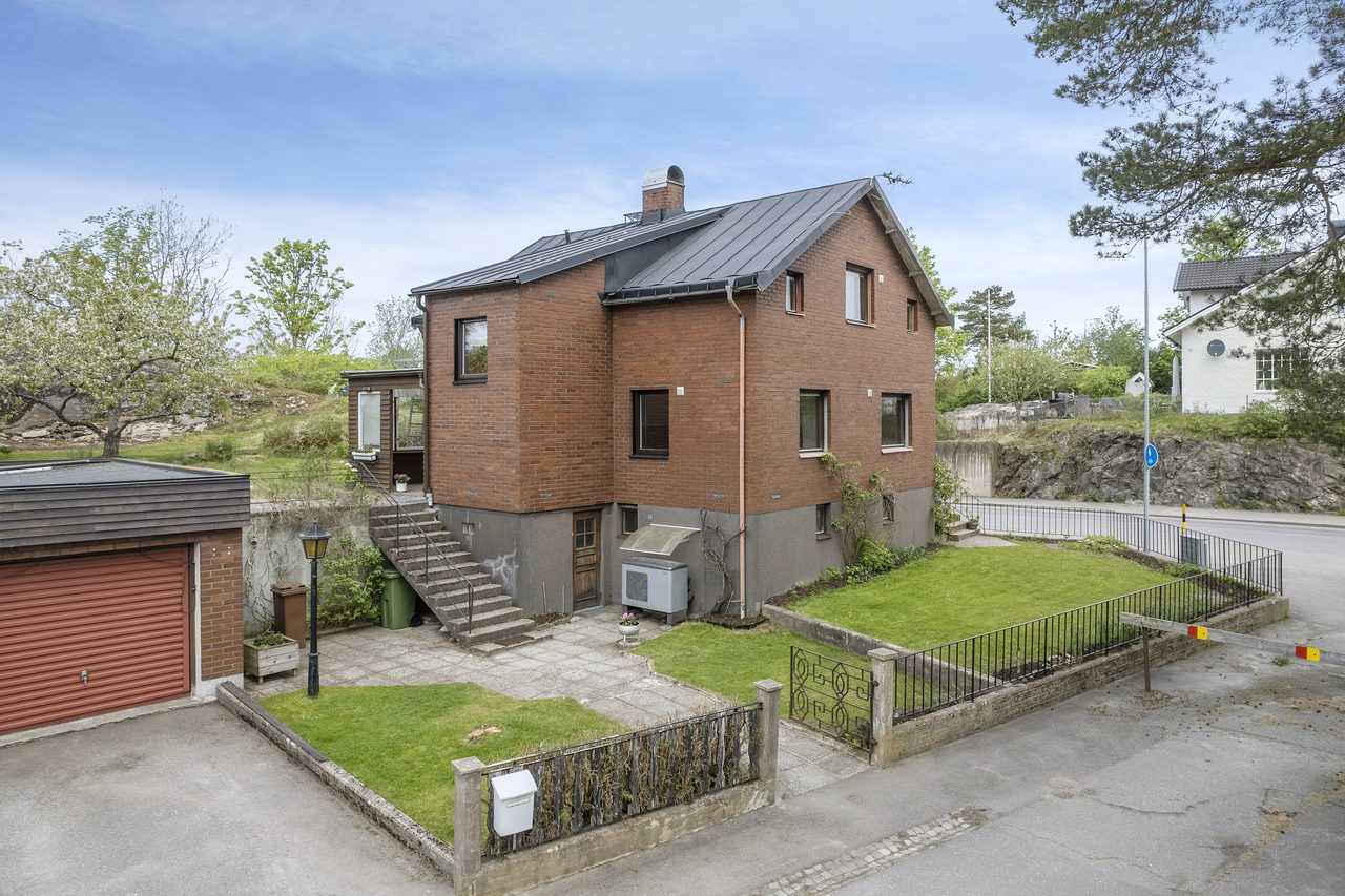 Beläget vid vändplatsen på Branåsvägen.