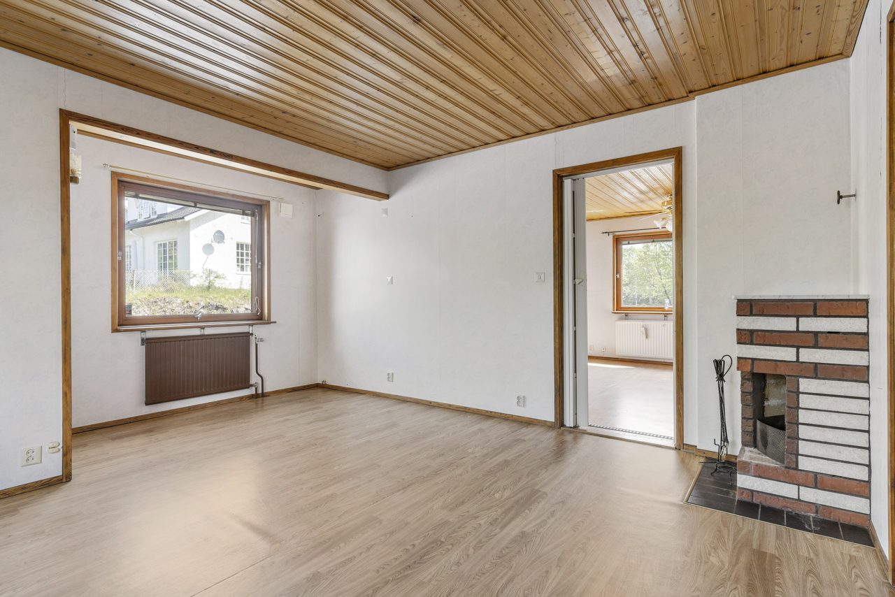 Vardagsrum med öppen spis,