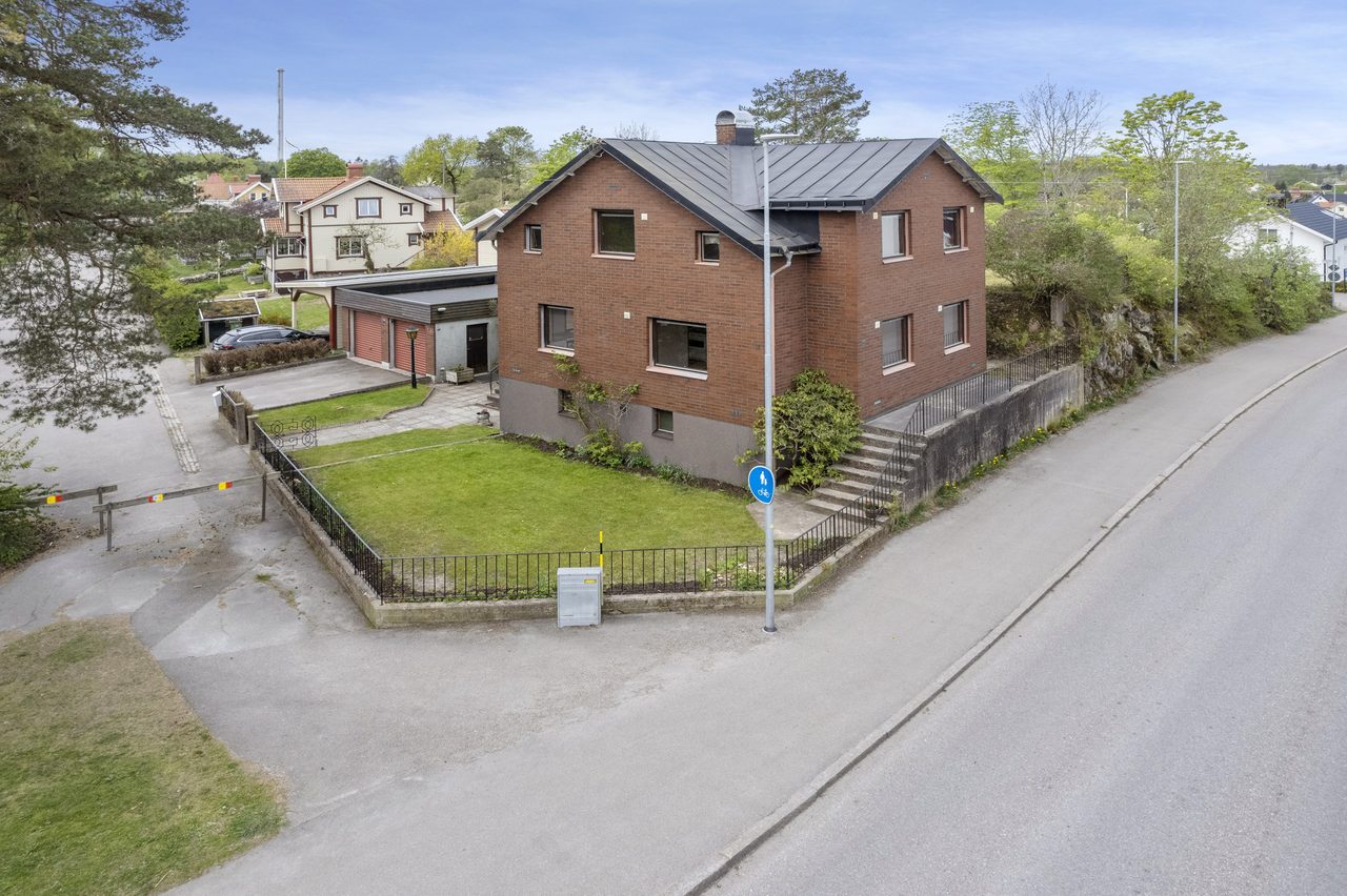 Tidigt har denna fastighet inrymt en affär ut mot Torsredsvägen.