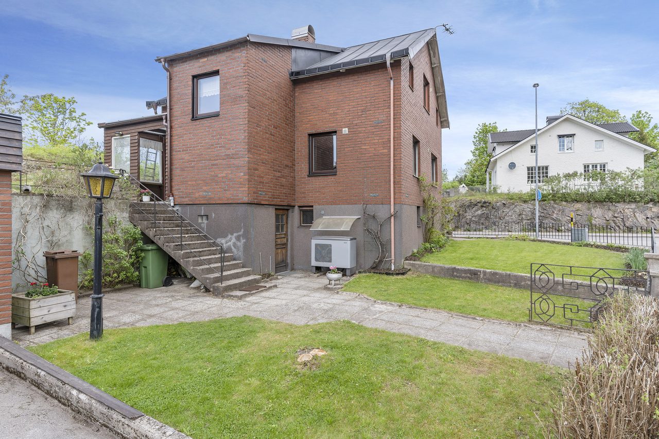 Gedigen fastighet med trädgård i två etage.