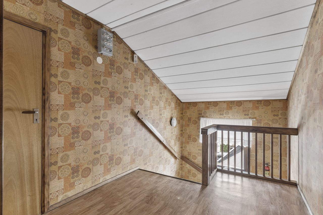 Från trapphuset nås två rymliga kattvindar - Perfekt som lekrum eller klädkammare.