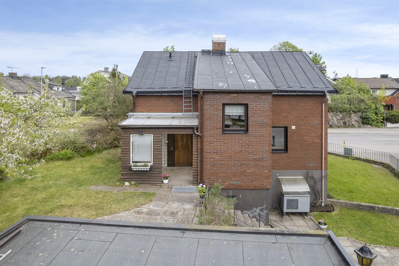 Beläget med baksidan i högt och insynsskyddat läge!