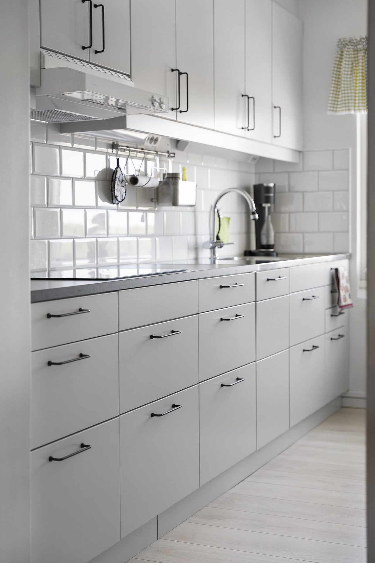 Stilrent kök med genomtänkta lösningar.