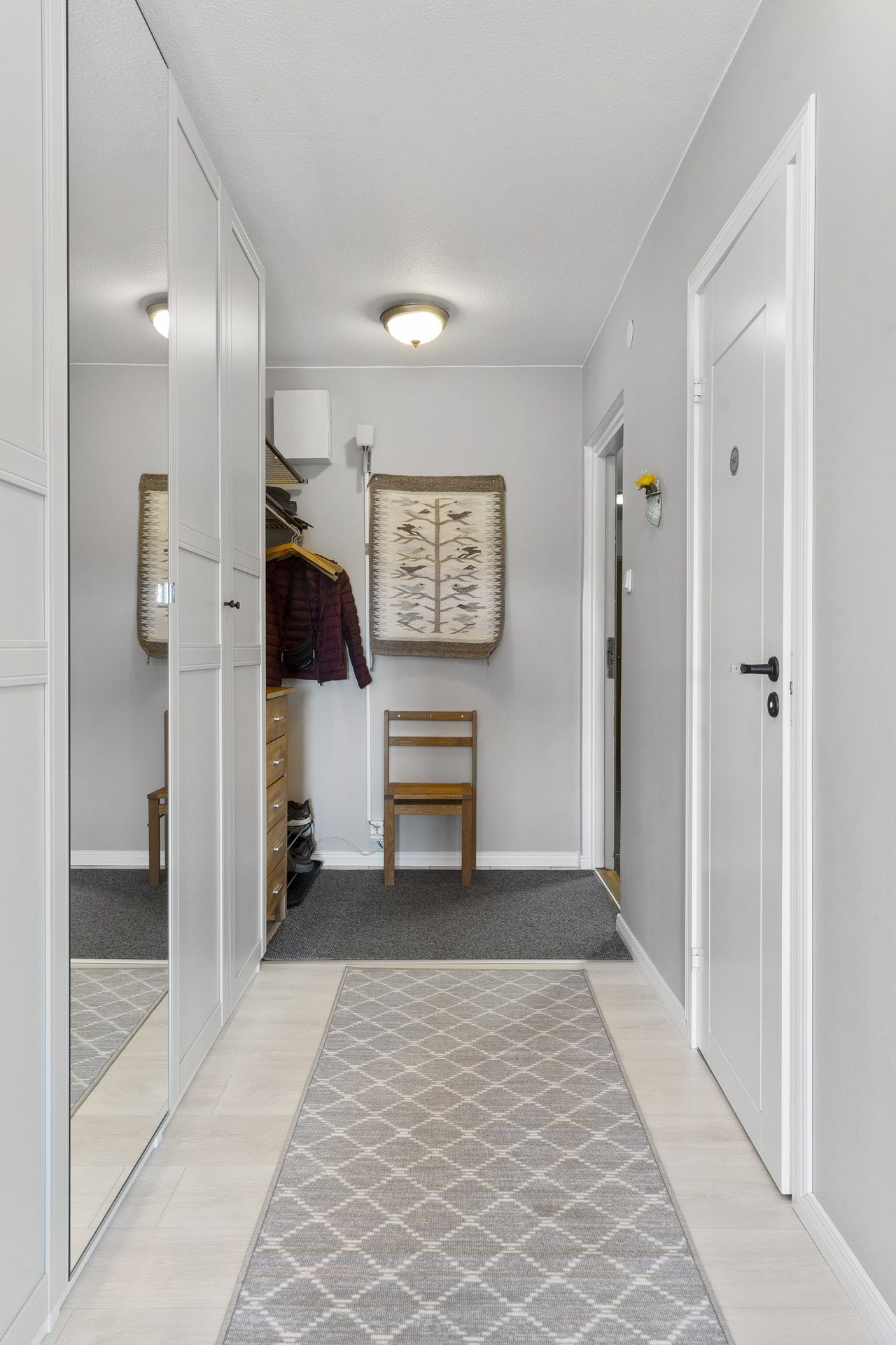 I hallen återfinns gott om förvaringsmöjligheter.