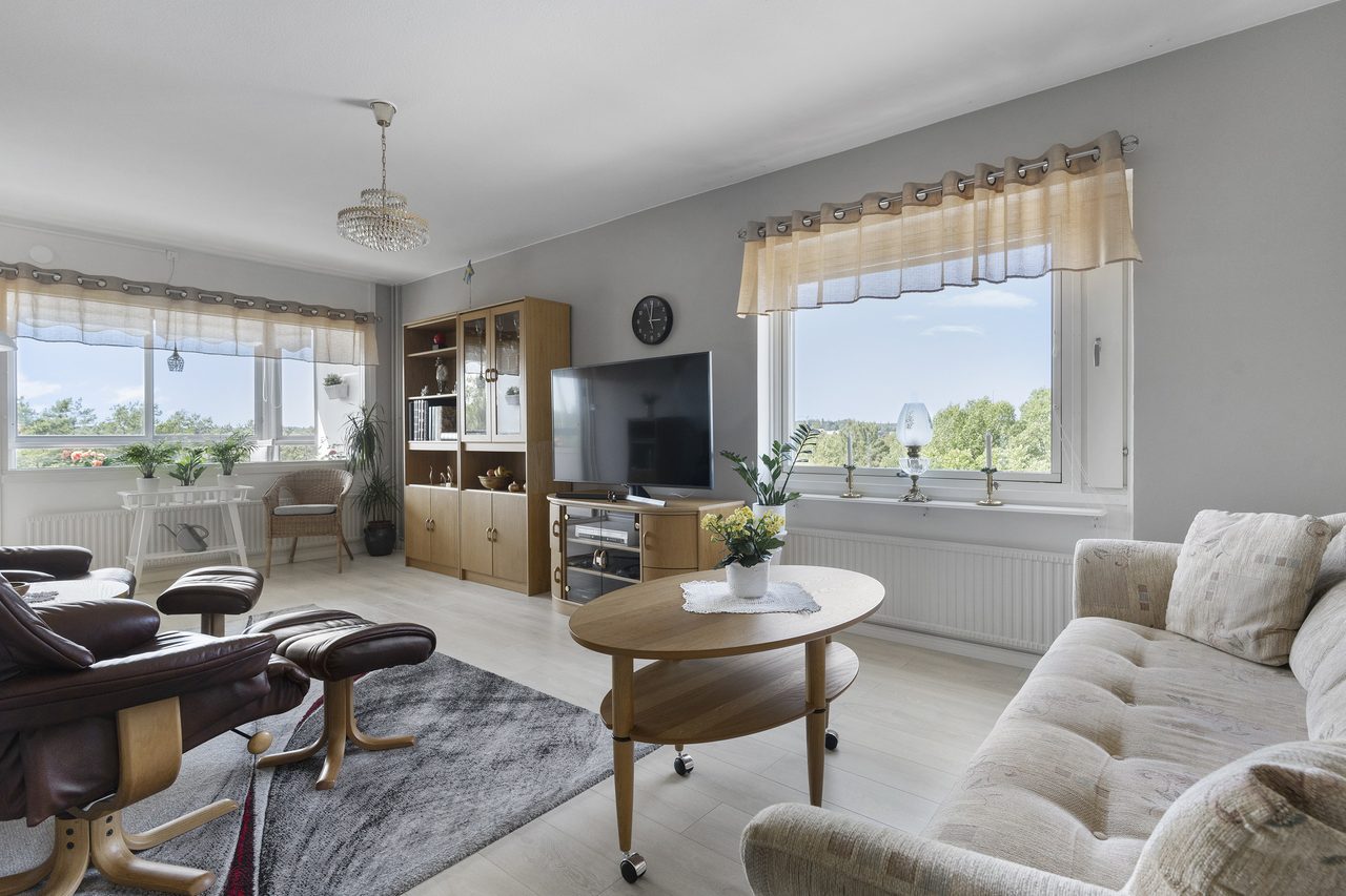 Rymligt vardagsrum med utgång till balkong.