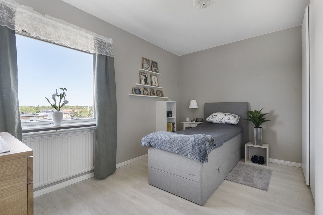 Sovrum 1 med gott om förvaring i form av skjutdörrsförvaring.