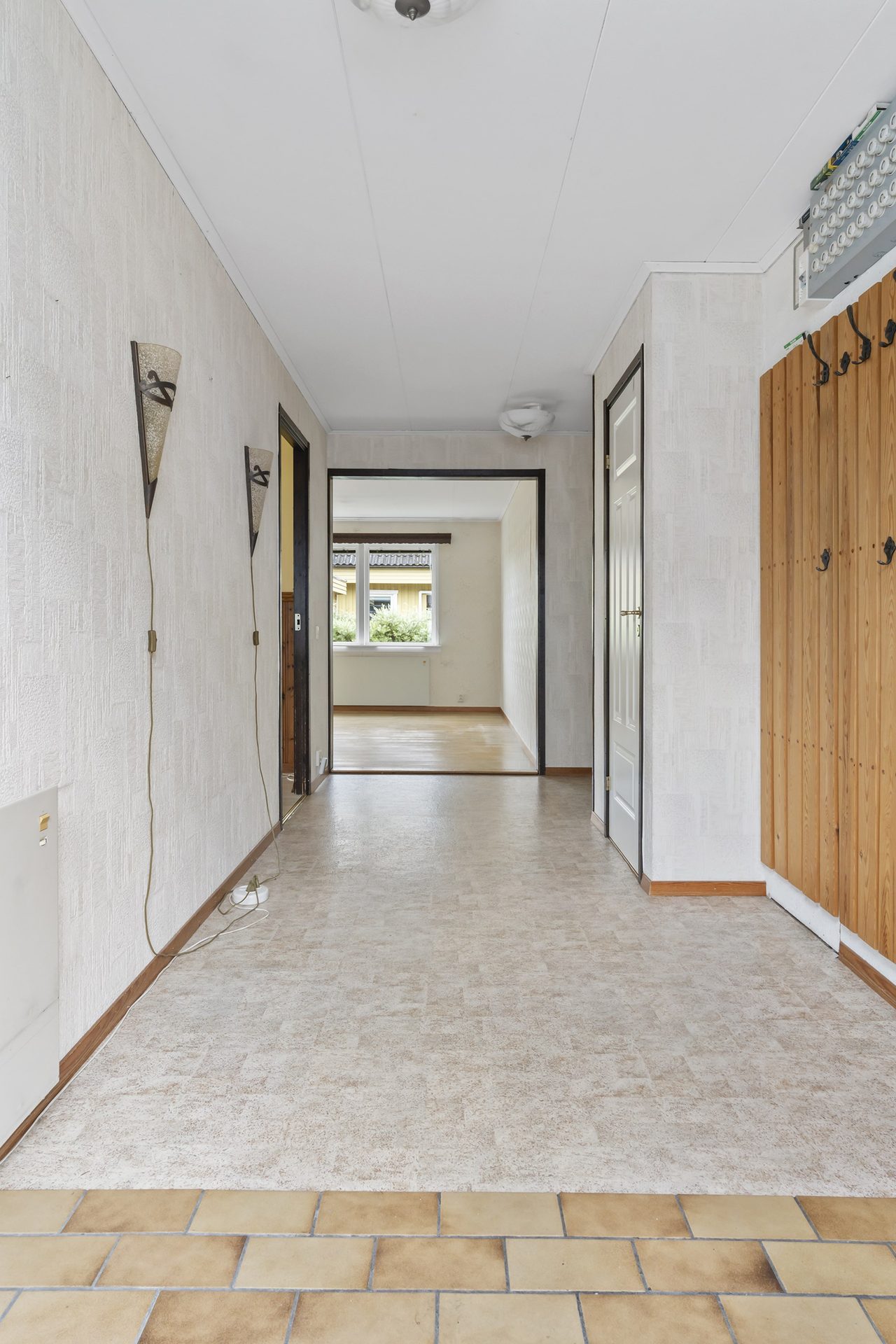 In stiger ni i hall med praktisk dold förvaring.