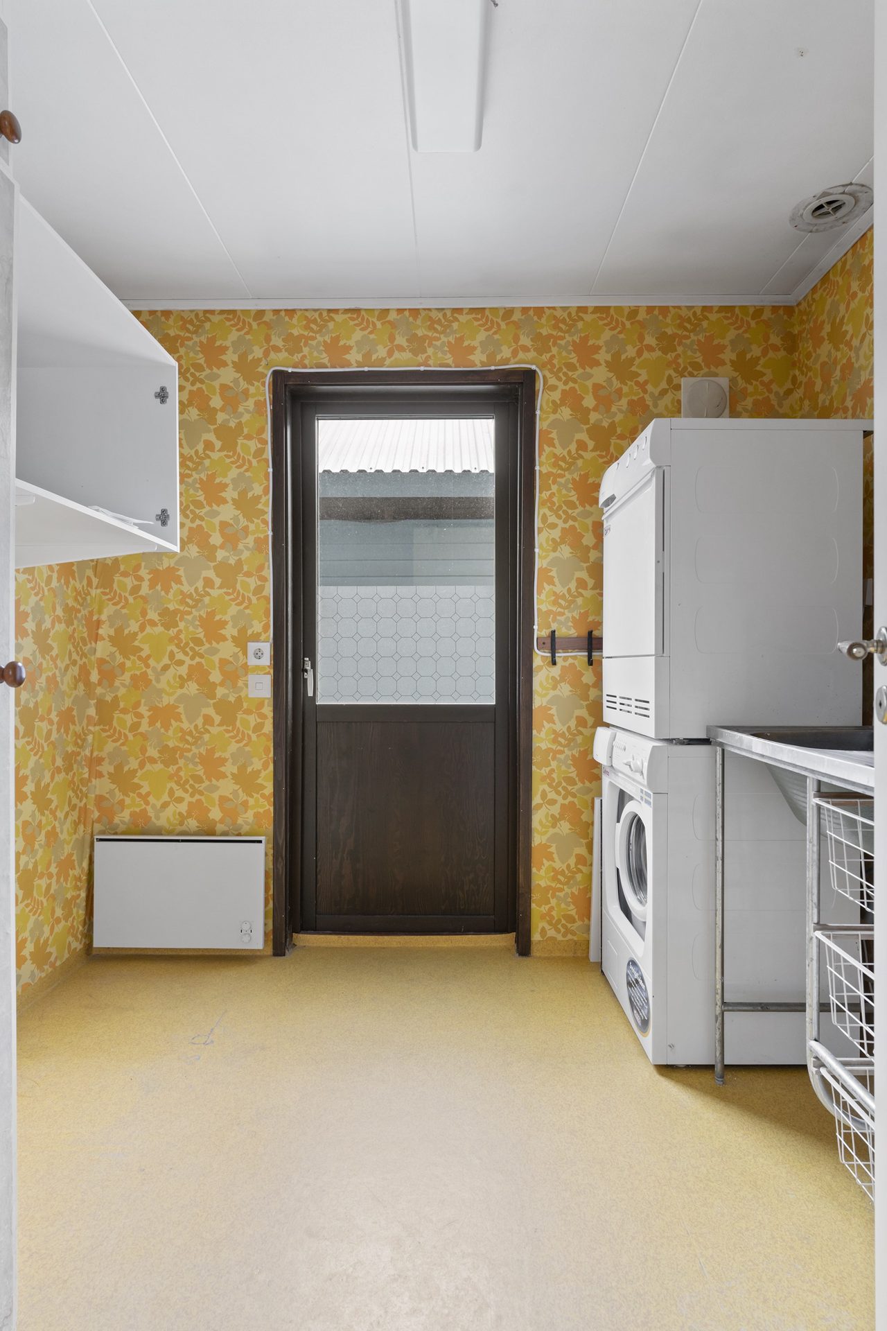 Praktiskt belägen tvättstuga med groventré från uppfarten.