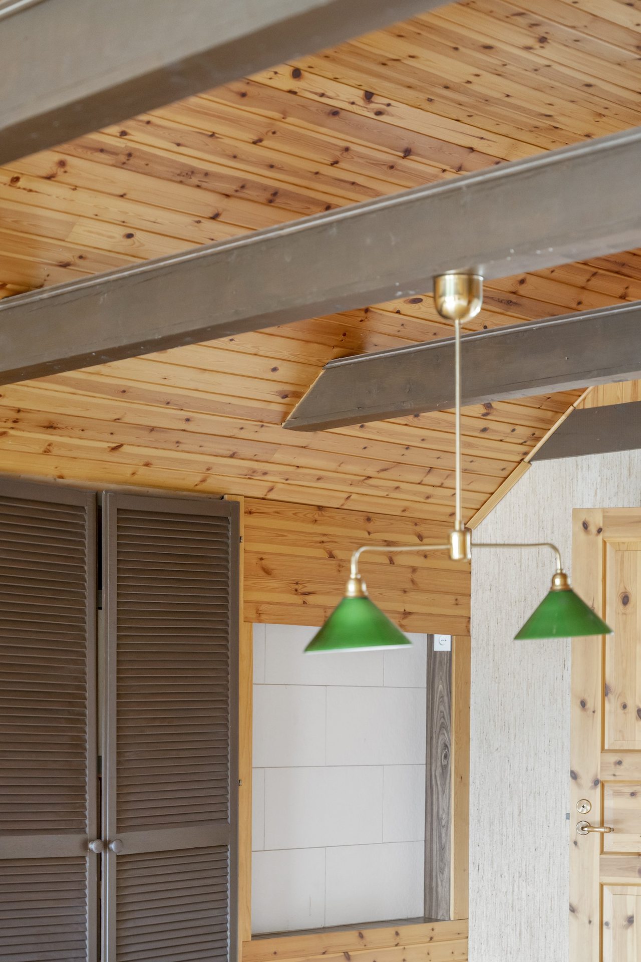 En våning upp finner ni ett unikt sällskapsrum, sovrum, förvaring och badrum.