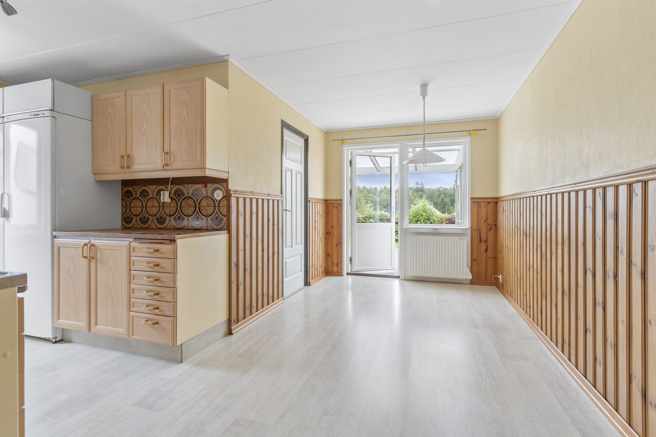 Kök med matplats och utgång till baksidans altan.